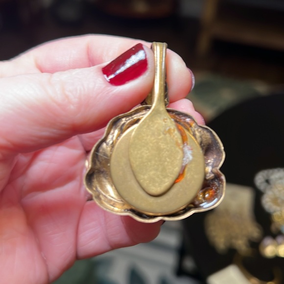 Lot of 13 estate jewelry pieces - earrings, bracelet, necklaces, brooches - Picture 10 of 15